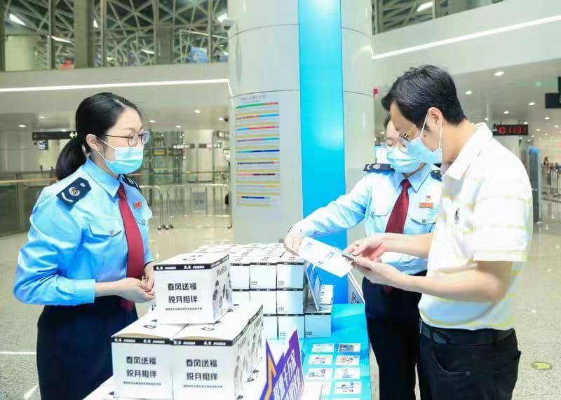 深圳市首列“税惠春风号”地铁专列正式发车 税收服务搭上“开往春天的地铁”